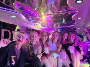 Grupo de chicas celebrando una despedida de soltera dentro de una limusina Ford tipo Hummer, ambiente festivo