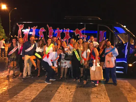 Grupo de personas celebrando un cumpleaños dentro de un exclusivo Limobus negro – Mini Discos Limusina Barcelona.