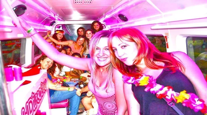 Chicas celebrando cumpleaños dentro de una limusina