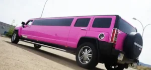 Vista trasera de una Hummer rosa alargada con capacidad para 10 personas, diseño elegante y llamativo