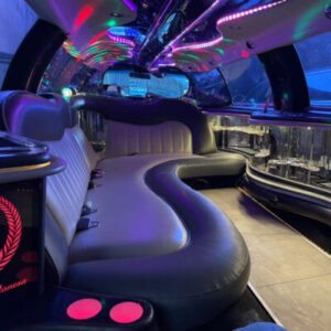 Limusina blanca con tapicería elegante e interior iluminado con luces LED azules