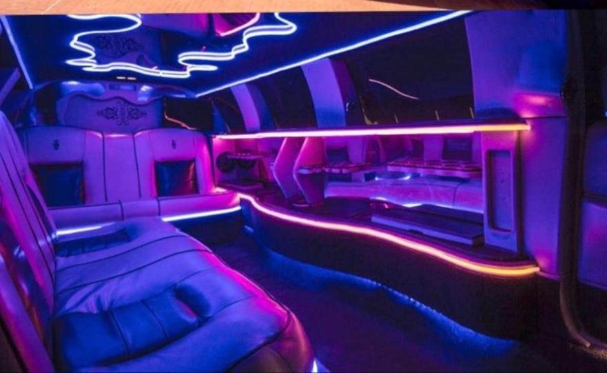 Limusina Lincoln fucsia con interior iluminado por luces LED color lila