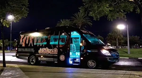 Limobus negro con interior iluminado en tonos azules LED, ambiente elegante y moderno