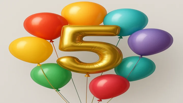 Globo grande de helio con número 5, rodeado de globos de colores