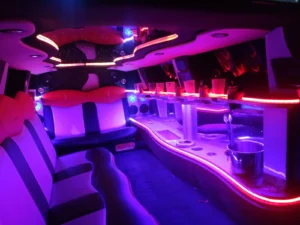 Interior VIP de limusina Pontiac blanca con luces LED lila, ideal para celebraciones y bodas