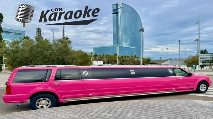 Limusina Hummer rosa frente al icónico Hotel W de Barcelona, símbolo de lujo y estilo para eventos, despedidas y celebraciones exclusivas.