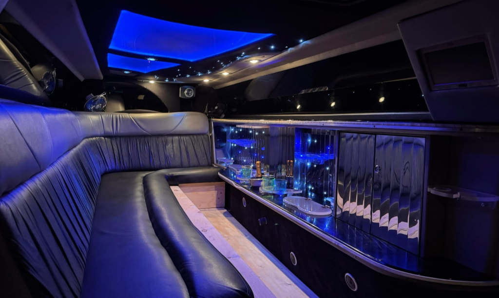 Interior de la limusina Chrysler 300C blanca en Barcelona, asientos de cuero y ambiente VIP con luces LED