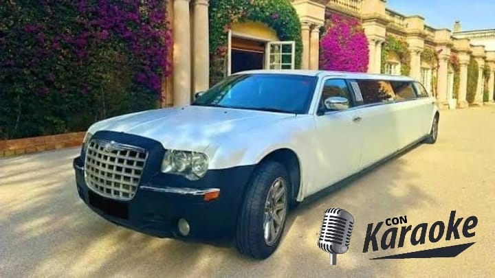 Limusina Chrysler 300C blanca estacionada en Barcelona, vista exterior elegante y moderna